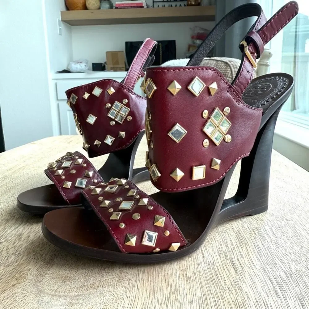 NWOT/Box TORY BURCH Kingsbridge Studded Wedge‎ Sandals Burgundy Gold 8.5 Leather